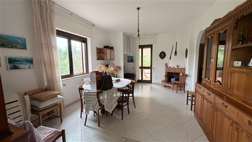 Villa Di 3 Vani e Acc. In Buono Stato, Rivestita In Pietra e Recintata.